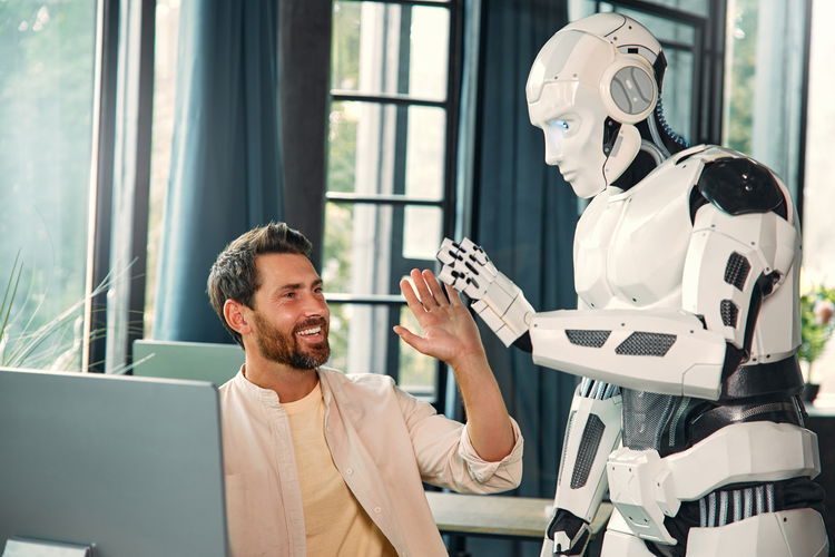 robot i čovek