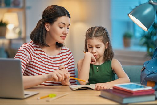 Raditi domaće zadatke zajedno sa decom? Na koji način ispravno pristupiti situaciji