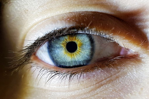 Trajna promena boje očiju - putem operacije