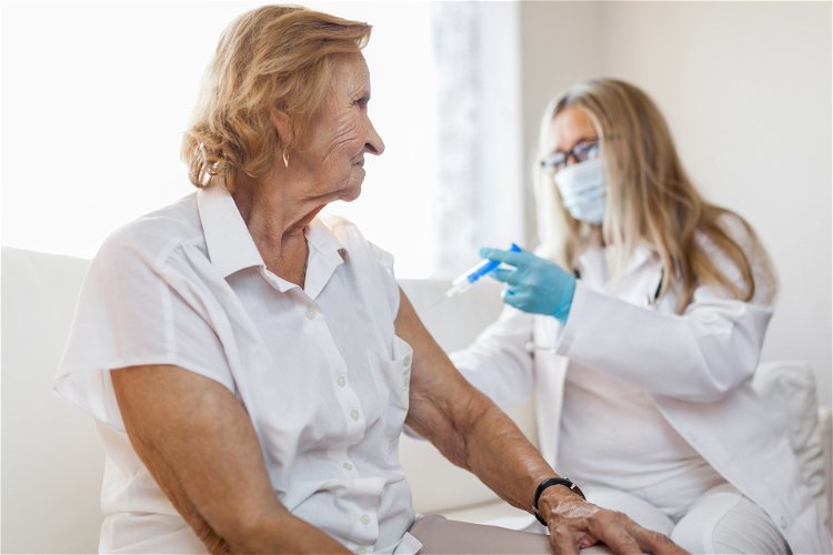 starija žena prima vakcinu