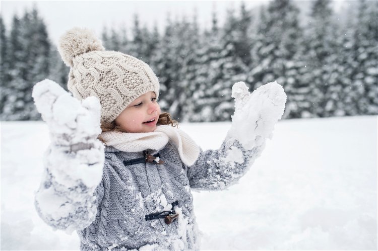 devojčica na snegu
