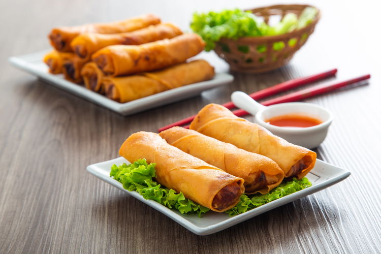 spring rolls i slatko kiseli sos