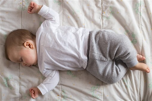 Beba koja prespava noć - da li je treba buditi zbog hranjenja?
