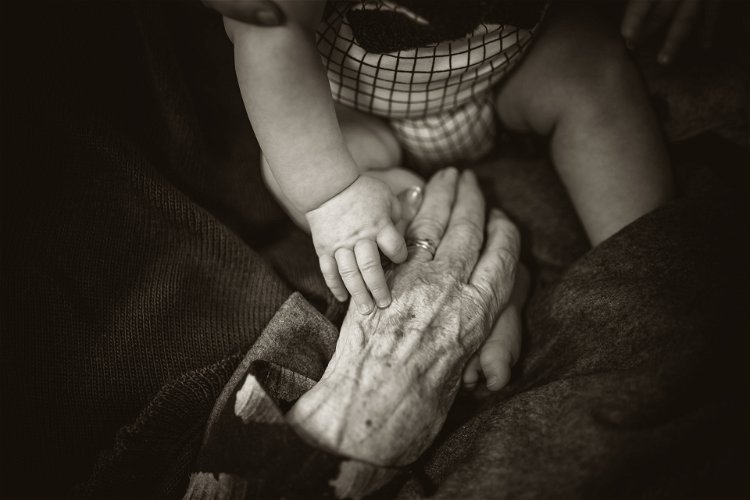 ruke starice i bebe